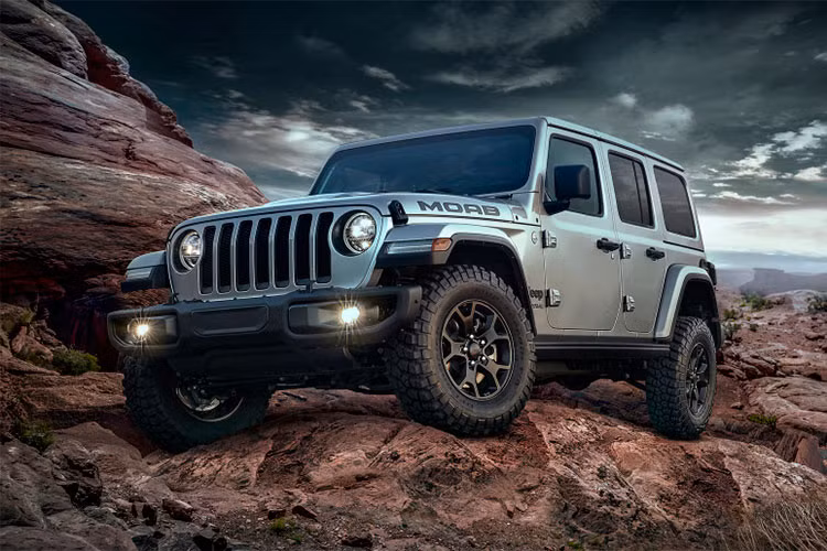 Bởi Moab Edition chỉ là một mẫu Sahara “cập nhật”, vì vậy nó vẫn sẽ được trang bị động cơ V6, dung tích 3.6 lít có công suất 285 mã lực và mô-men xoắn cực đại 260 lb-ft (352 Nm), ghép cặp với một hộp số tự động 8 cấp tiêu chuẩn (vốn là tùy chọn giá 2.000 USD trên Sahara).