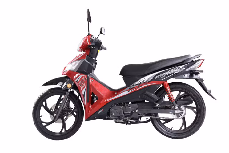 Về thiết kế, mẫu xe máy SYM E Bonus 110 mới này có thiết kế khác biệt so với phiên bản cũ. Ngoại hình của xe thể thao hơn với các đường nét sắc cạnh. Đáng chú ý là thế hệ mới này được trang bị dàn tem đấu bắt mắt.