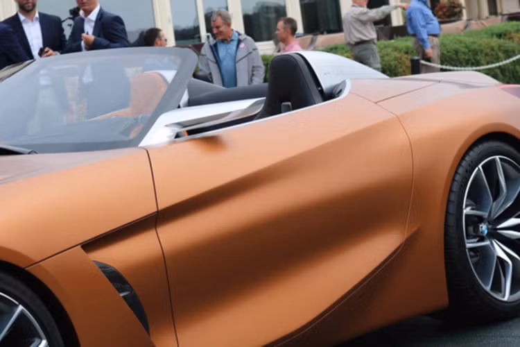 Trân phiên bản BMW Z4 Concept thế hệ mới này, nó được lấy cảm hứng từ thiết kế của bản Concept Series 8, với những đường nét bên sườn xe có cải tiến một chút. Phần nắp ca pô của xe vẫn nhô ra ngắn hơn đặt người lái vào gần trung tâm của xe hơn so với 2 phiên bản E85 và E89 Z4.