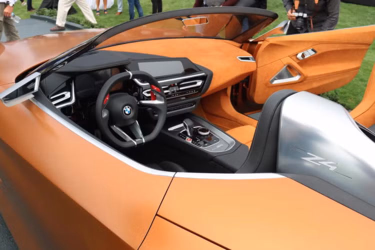 Bên cạnh đó, cụm điều khiển trung tâm của BMW Z4 Concept xuất hiện màn hình điều khiển cảm ứng với nút điều khiển hệ thống điều hòa bên dưới. Bảng đồng hồ sau vô-lăng cũng được thay bằng màn hình kỹ thuật số toàn phần. Ngoài ra,còn có một màn hình nhỏ nhằm hỗ trợ tốt hơn cho người lái một cách tốt hơn.