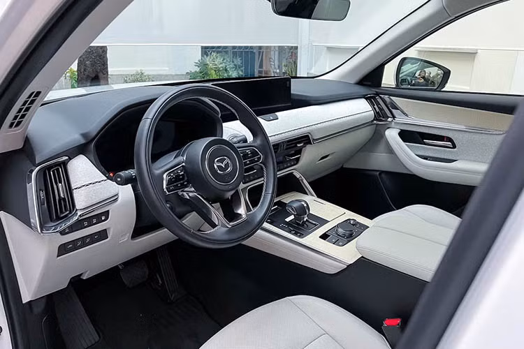 Mazda CX-60 2025 mới sở hữu kích thước tổng thể dài từ 4.740 - 4.745 mm, rộng 1.890 mm và cao 1.670 - 1.685 mm cùng chiều dài cơ sở 2.870 mm. So với các mẫu SUV khác của Mazda, CX-60 được định vị nằm giữa CX-5 (dài 4.575 mm, chiều dài cơ sở 2.700 mm) và CX-8 ba hàng ghế (dài 4.900 mm, chiều dài cơ sở 2.930 mm).