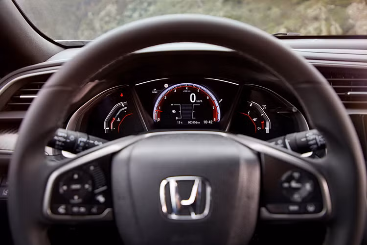 Về trang bị an toàn, Honda Civic Hatchback 2017 có 6 túi khí, hệ thống cân bằng điện tử, hỗ trợ khởi hành ngang dốc, chống bó cứng phanh ABS, phân bổ lực phanh điện tử EBD và giữ chân phanh tạm thời...