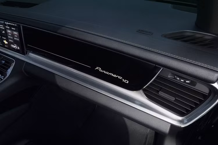 Về truyền động, hai phiên bản Panamera tiêu chuẩn và Panamera 4 được trang bị khối động cơ 3.0L tăng áp cho ra công suất tối đa 330 mã lực, đi kèm với đó là mức giá Porsche Panamera mới lần lượt tương ứng 103.300 USD (khoảng 2,5 tỷ đồng) và 107.500 USD (khoảng 2,58 tỷ đồng).