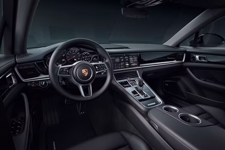 Những khách hàng mua biến thể của mẫu xe Porsche Panamera 4 E-Hybird 10 Year Edition sẽ được bổ sung tuỳ chọn bộ sạc 7,2kW bên cạnh bộ sạc trên bo mạch 3.6kW thường thấy.