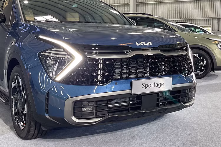 Được phát triển dựa trên nền tảng khung gầm hoàn toàn mới, Kia Sportage 2022 sở hữu một kích thước khá ấn tượng: 4.660 x 1.865 x 1.660 mm (Dài x Rộng x Cao) với chiều dài cơ sở đạt 2.755 mm