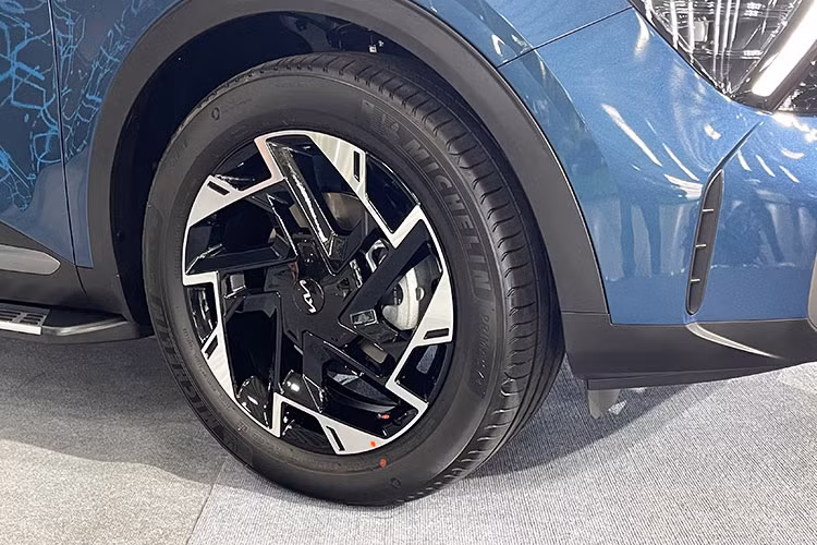 Về trang bị ngoại thất, tất cả 8 phiên bản của Kia Sportage 2022 tại thị trường việt Nam đều được trang bị mâm hợp kim 19 inch đa chấu với hai tông màu đẹp mắt, gương chiếu hậu chỉnh gập điện, đèn LED hoặc projector LED tùy phiên bản, cốp điện (ngoại trừ bản Luxury).