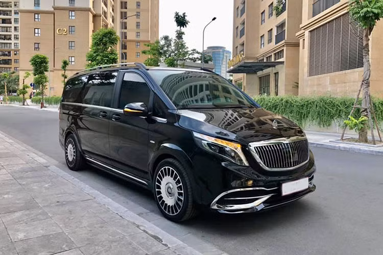 Có thể nói, chiếc Mercedes V220d độ Maybach VS680 này là một bản độ táo bạo và thuộc dạng hiếm trong tất cả các mẫu xe V-Class đang có mặt tại Việt Nam hiện nay. Trước đó, đại gia siêu xe Minh Nhựa cũng đã từng độ cho chiếc MPV hạng sang V-Class của mình với phong cách Black Crystal đầy cá tính.