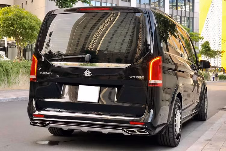 Một số chi tiết nhỏ ngoại thất của xe như logo ở vị trí cột D, chữ dán đuôi xe..., ngoài ra thợ độ Việt còn khéo léo thêm bậc lên xuống với logo siêu sang đầy chất chơi giúp nó không khác gì chiếc xe "hàng xịn". Cuối cùng bộ mâm nguyên bản của V220d đã được đổi sang bộ mâm đa chấu mới cỡ 19 inch theo phong cách Maybach.