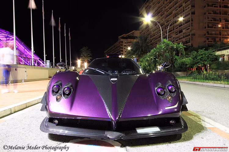 Còn đây là mẫu Zonda cũng mang màu tím của tay đua F1 Lewis Hamilton, nó đã chính thức bị khai tử vào năm ngoái.