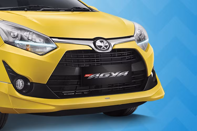 Mặc dù là dòng xe giá rẻ, tuy nhiên Toyota Agya lại được hãng chăm chút khá kĩ càng về diện mạo bên ngoài lẫn các trang bị nội thất bên trong. Tổng thể bên ngoài nổi bật với phần đầu xe là cụm đèn pha projector màu khói, tích hợp dải đèn LED định vị ban ngày khá sắc sảo và bắt mắt.