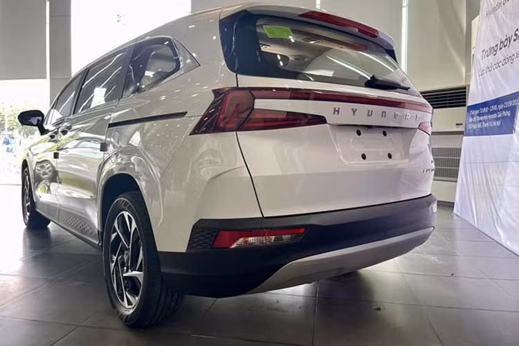 Tuy nhiên, tình trạng Hyundai Custin kèm lạc chỉ diễn ra tại một số đại lý. Với những đơn vị bán đúng giá khuyến nghị hãng đưa ra, tư vấn bán hàng cho biết họ sẽ không chắc chắn về thời gian nhận xe. Điều này đồng nghĩa với việc, có thể khách phải chờ đến tháng 12 hoặc đầu năm 2024.