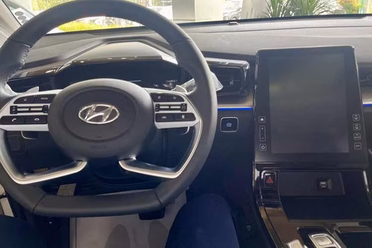 Về tình trạng bán chênh giá xe Hyundai trên thị trường hiện nay, nhà phân phối chính thức là Hyundai Thành Công lý giải, giá hãng công bố là giá bán khuyến nghị, không phải giá niêm yết. 