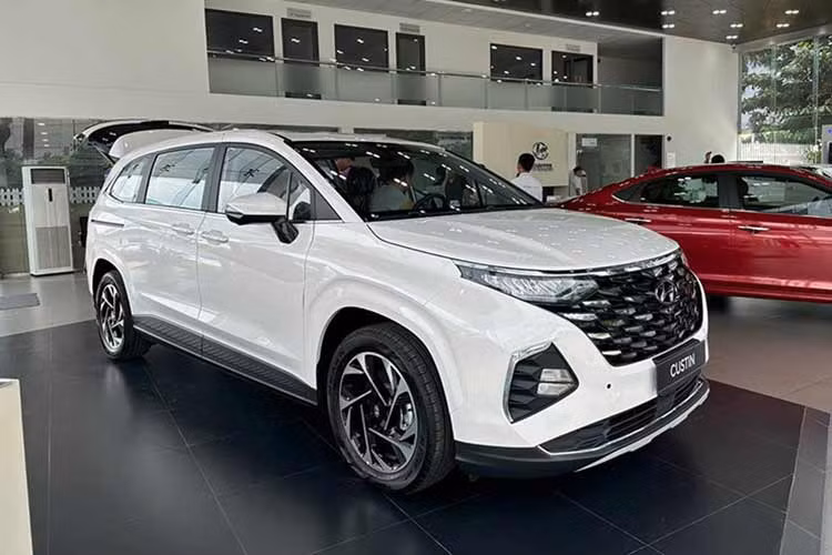 Giống như "đàn anh" Palisade, tình trạng "bán xe kèm lạc" cũng đang diễn ra đối với Hyundai Custin. Cụ thể, khách hàng muốn nhận xe Custin bản Cao cấp nhất (giá bán lẻ đề xuất 999 triệu đồng) ngay trong tháng 11 cần chi thêm từ 20 - 30 triệu đồng. Số tiền kênh giá Hyundai Custin này sẽ cộng thẳng vào giá xe chứ không phải thông qua gói phụ kiện. 