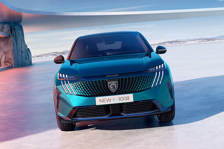 Theo hãng xe Pháp, hệ truyền động plug-in hybrid của Peugeot 3008 cung cấp công suất tổng cộng 195 mã lực. Ngoài ra, Peugeot 3008 Plug-in Hybrid 195 e-DCS7 2024 còn có thể chạy 80 km mà không cần dùng động cơ xăng và đạt vận tốc tối đa 220 km/h.