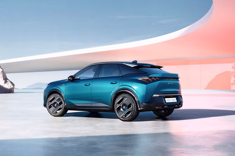 Được gọi bằng cái tên đầy đủ là Peugeot 3008 Plug-in Hybrid 195 e-DCS7, mẫu xe này sở hữu động cơ xăng PureTech 4 xi-lanh, dung tích 1.6L, mô-tơ điện thế hệ mới, hộp số tự động ly hợp kép 7 cấp điện tử và pin có dung lượng 21 kWh. Động cơ xăng cho công suất tối đa 150 mã lực và mô-men xoắn cực đại 300 Nm trong khi con số tương ứng của mô-tơ điện là 125 mã lực.