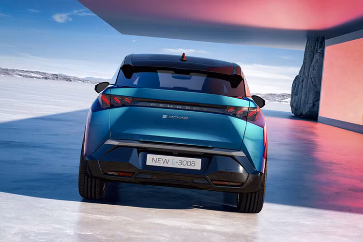 Ngoài động cơ, Peugeot 3008 Plug-in Hybrid 195 e-DCS7 2024 không khác biệt nhiều về mặt thiết kế và trang bị so với E-3008. Mẫu xe này cũng sở hữu thiết kế SUV lai Coupe phong cách hơn thế hệ cũ. Xe có lưới tản nhiệt không viền, đèn pha thanh mảnh, đèn LED định vị ban ngày có thiết kế giống răng nanh sư tử và đèn hậu với tạo hình móng vuốt bên trong.