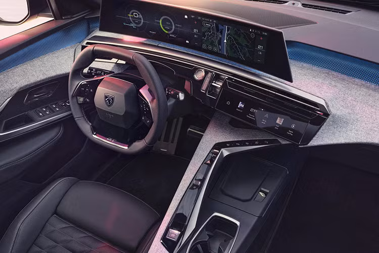 Peugeot 3008 2024 là mẫu xe đầu tiên được phát triển dựa trên cơ sở gầm bệ STLA Medium hoàn toàn mới, thay cho loại EMP2 cũ. Xe sở hữu kích thước dài x rộng x cao lần lượt là 4.542 x 1.895 x 1.641 mm và chiều dài cơ sở 2.739 mm. So với Peugeot 3008 thế hệ cũ, xe dài hơn 32 mm, rộng hơn 45 mm, thấp hơn 21 mm trong khi chiều dài cơ sở tăng 64 mm.