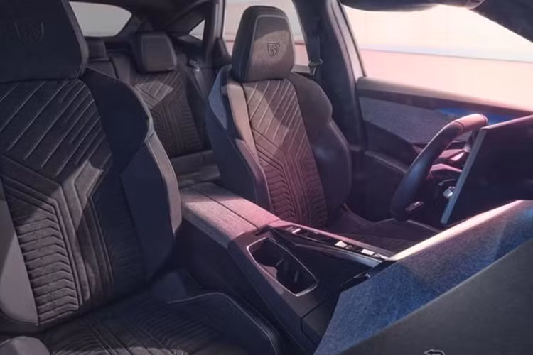 Với kích thước lớn hơn, Peugeot 3008 2024 đương nhiên cũng đi kèm nội thất rộng rãi hơn. Khoang hành lý của xe có thể tích 520 lít, không giảm so với trước bất chấp thiết kế nóc dốc về phía sau. Điểm nhấn bên trong mẫu xe này nằm ở màn hình cong i-Cockpit 21 inch đặt nổi trên mặt táp-lô, tích hợp bảng đồng hồ kỹ thuật số, màn hình cảm ứng trung tâm và màn hình hiển thị thông tin kính lái HUD.