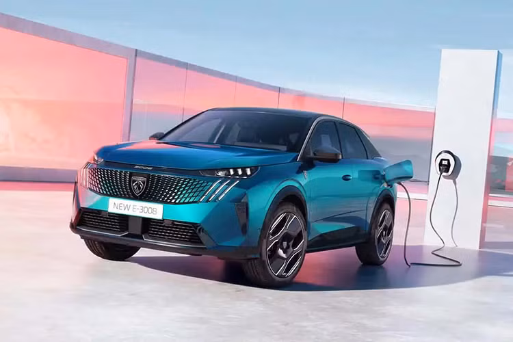 Vào hồi tháng 9/2023, hãng Peugeot đã chính thức ra mắt thế hệ mới của dòng SUV cỡ nhỏ 3008. Vào thời điểm đó, Peugeot 3008 2024 chỉ có phiên bản thuần điện là E-3008. Mãi đến nay, hãng Peugeot mới vén màn phiên bản Peugeot 3008 plug-in hybrid 2024 mới của dòng SUV cỡ C này.