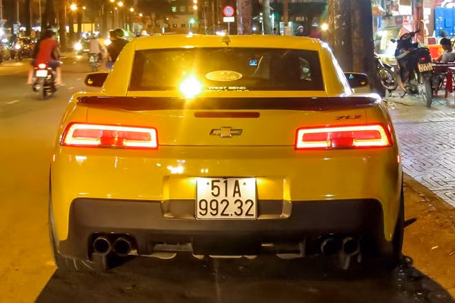 Chevrolet Camaro ZL1 bắt đầu được sản xuất từ 2012 đến 2015. Đây là phiên bản sử dụng động cơ tăng áp 6.2 lít, công suất 580 mã lực và mô-men xoắn cực đại 754 Nm.