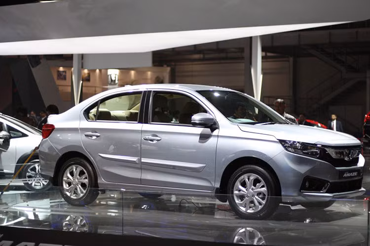 Mẫu Honda Amaze 2018 có giá dao động từ 559.000 - 899.000 Rupee, tương đương 188 - 302 triệu đồng. Tại thị trường Ấn Độ, Honda Amaze 2018 sẽ cạnh tranh với những đối thủ như Suzuki Swift Sedan (Drize), Hyundai Xcent, Volkswagen Ameo, Tata Tigor và Ford Aspire.