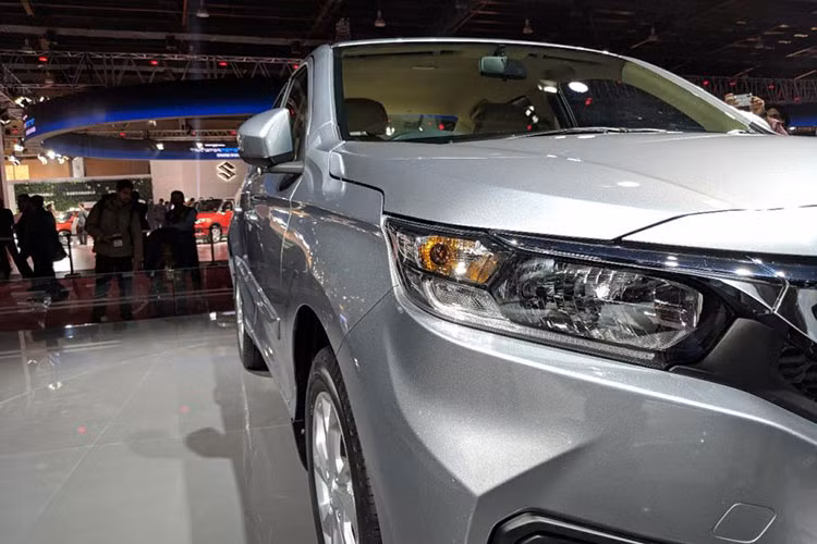 Chưa hết, Honda Amaze 2018 còn được trang bị hốc gió bên dưới tái thiết kế và hốc đèn sương mù mới cho xe. Bản thân cản trước của mẫu sedan giá rẻ nhà Honda cũng đã được thay đổi thiết kế so với phiên bản trước.