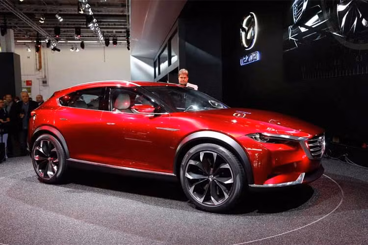 Hiện CX-4 2018 được hãng xe Mazda tại Trung Quốc chia thành 7 bản trang bị khác nhau với mức giá dao động từ 140.800 - 215.800 NDT tại thị trường Trung Quốc (tương đương 480 - 736 triệu đồng). Hiện tại, CX-4 mới chỉ được sản xuất tại Trung Quốc và dành riêng cho thị trường này.