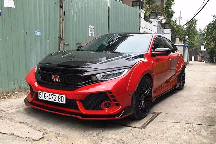 Các chủ nhân của xe Honda Civic độ lên bản Type R tại Việt Nam hiện nay thường không can thiệp nhiều hệ truyền động cũng như nội thất Honda Civic nguyên bản. Xe trang bị động cơ 1,5 lít tăng áp công suất 170 mã lực tại 5.500 vòng/phút, mô-men xoắn cực đại, kết hợp hộp số vô cấp CVT.