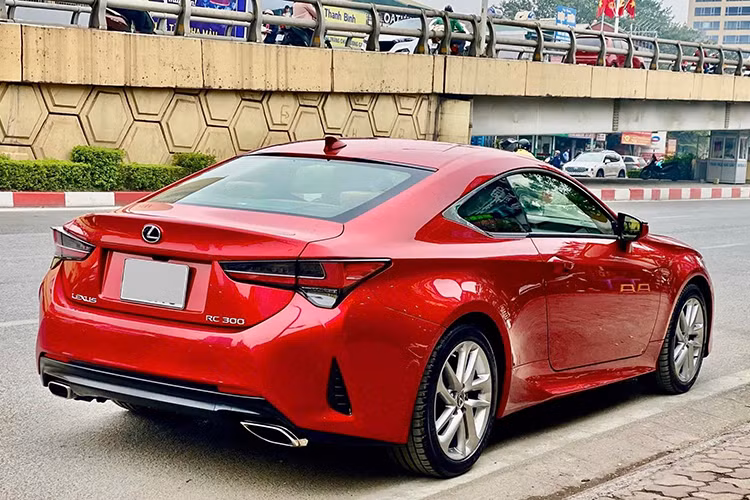 Chiếc Lexus RC chạy 5 năm này vẫn được đánh giá thuộc dạng “siêu lướt”, với quãng đường chỉ 9.000 km. Theo người bán, xe đã thay mới dàn lốp vào năm 2024 giúp giảm thiểu đáng kể chi phí bảo trì cho chủ nhân tương lai. Màu sơn đỏ ngoại thất của xe vẫn giữ được độ bóng bẩy, trong khi các chi tiết mạ chrome và chóa đèn không xuất hiện dấu hiệu xuống cấp.