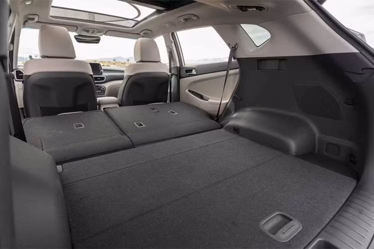 Thay đổi quan trọng nhất của Hyundai Tucson 2019 xuất hiện dưới nắp ca-pô với danh mục động cơ điều chỉnh. Đầu tiên là khối động cơ xăng 4 xi-lanh, phun nhiên liệu trực tiếp, dung tích 2.0 lít, tạo ra công suất tối đa ước tính 164 mã lực và mô-men xoắn cực đại 151 lb-ft.