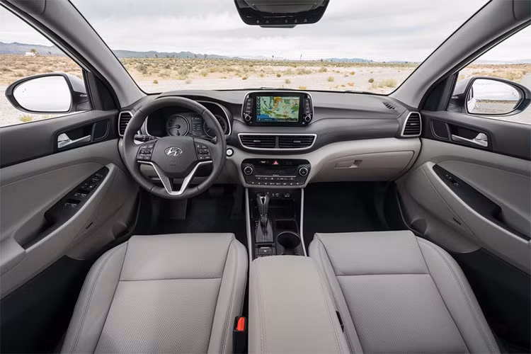 goài thiết kế ngoại thất cải tiến, Hyundai Tucson 2019 còn được bổ sung nội thất mới mẻ với màn hình của hệ thống thông tin giải trí nằm độc lập trên mặt táp-lô thay vì tích hợp vào cụm điều khiển trung tâm. Cửa gió điều hòa bên dưới màn hình thông tin giải trí 7inch tương thích Apple CarPlay và Android Auto tiêu chuẩn.
