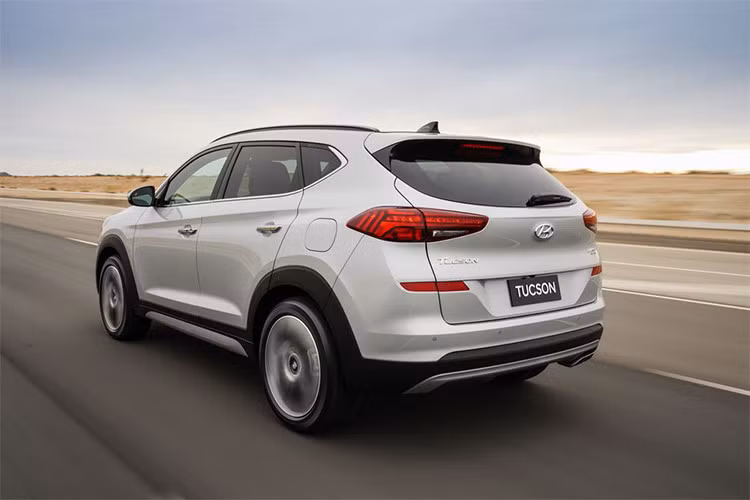 So với đầu xe, phần đuôi xe có ít sự thay đổi hơn. Hãng xe ôtô Hyundai chỉ cải tiến thiết kế của cụm đèn hậu cho mượt mà hơn. Bộ la-zăng mới tái thiết kế với kiểu dáng hình xoắn ốc kích cỡ 18 inch, năng động hơn.