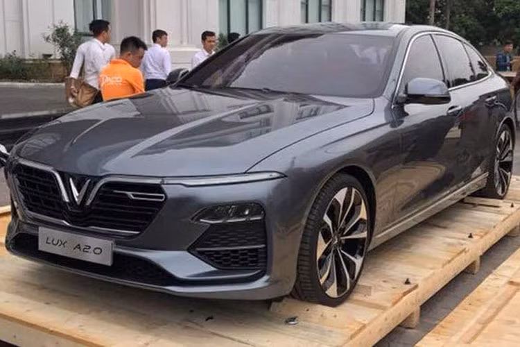 Can canh sedan VinFast Lux A2.0 dau tien tai Ha Noi