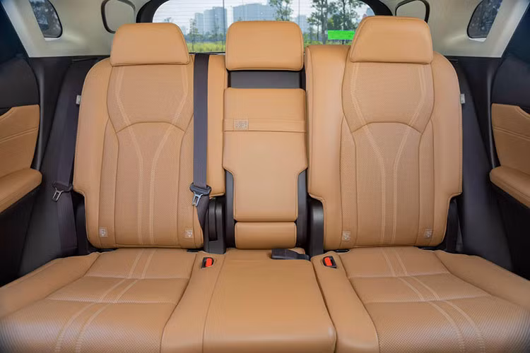 Xe sở hữu động cơ V6 3,5l hút khí tự nhiên, cho công suất 290 mã lực và mô-men xoắn 357 Nm, kết hợp hộp số tự động 8 cấp. Cấu hình RX 450hL hybrid kết hợp giữa động cơ V6 3,5 lít với mô-tơ điện, cho công suất tổng cộng 308 mã lực. Hệ dẫn động FWD hoặc AWD tùy chọn có thể phân bổ tới 50% công suất cho trục sau.