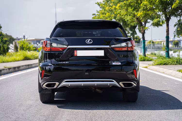 Xe được trang bị vành 20 inch, chiều dài tăng thêm 110 mm so với trước đó để tạo không gian cho hàng ghế thứ ba. Cụm đèn phía sau xe tạo hình chữ L với các bóng đèn LED thời thượng được thiết kế gọn gàng và vương vức hơn trước, ống xả 2 bên được mạ chrome sáng bóng.