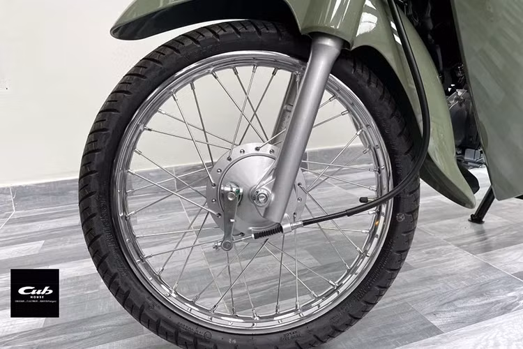Trong khi đó, giảm xóc trước vẫn là ống lồng, và xe sử dụng hệ thống phanh đùm cho cả bánh trước và sau vẫn đủ đảm bảo an toàn ấn tượng cho sức mạnh vận hành của mẫu xe số này. Cub 110 Thái Lan cũng sử dụng bộ vành nan hoa thay vì vành đúc, kèm theo đó là lốp có có săm.