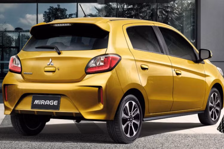 Theo đó, Mitsubishi Mirage 2020 được trang bị nẹp mạ crôm kéo dài từ đèn pha xuống cản trước, tạo thành hình chữ "X" quen thuộc. Ngoài ra, xe còn có cản trước và lưới tản nhiệt tái thiết kế. Xe sở hữu màu sơn ngoại thất mới là vàng Sand Yellow và trắng White Diamond. Màu sơn cam Sunrise Orange sẽ biến mất ở phiên bản 2020.