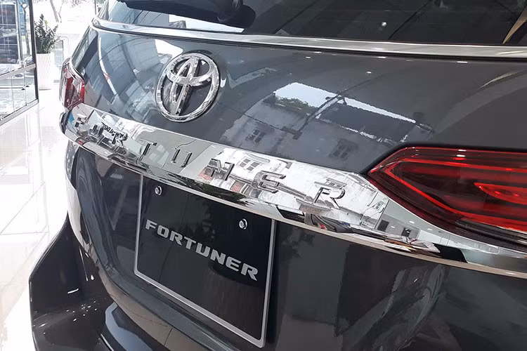 Ngoài việc được trang bị khối động cơ mới, các trang bị khác trên xe Fortuner 2.8V 4×4 cao cấp nhất gần như tương đồng với bản 2.7V 4×4 trước đây. Ngoại thất có đèn chiếu sáng projector bi-LED, vành 18 inch. Bên trong cabin là ghế da chỉnh điện 8 hướng cho vị trí lái, điều hoà tự động 2 vùng, màn hình 7 inch và âm thanh 6 loa.