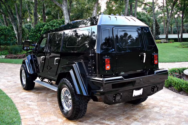 Mẫu xe SUV "hàng khủng" Conquest Knight XV này được gắn một loạt camera vệ tinh xung quanh xe. Nó cũng được cho là mẫu xe bọc thép từ lúc mới ra mắt. Sản phẩm của hãng Conquest được thiết kế chống đạn từ lúc mới lên ý tưởng. Knight XV nặng gần 9 tấn được làm từ thép và nhôm chất lượng cao cùng những hợp chất đặc biệt khác.