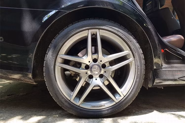 Mercedes-Benz E-Class là mẫu sedan hạng sang cỡ trung thành công nhất trong hơn 50 năm qua với doanh số bán hơn 13 triệu chiếc. Tại Việt Nam, E-Class cũng là mẫu xe sang đầu tiên xuất hiện tại thị trường vào năm 1996 và trở thành mẫu sedan hạng sang cỡ trung bán chạy nhất.