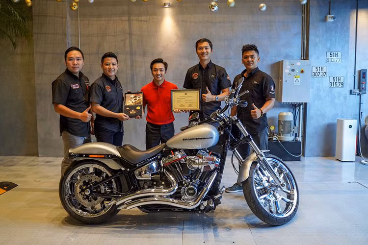 Mới đây, doanh nhân Nguyễn Quốc Cường - Cường Đô la, tay chơi xe khét tiếng tại Việt Nam vừa được bà xã Đàm Thu Trang tặng một chiếc Harley-Davidson Breakout 114 mới làm quà giáng sinh.