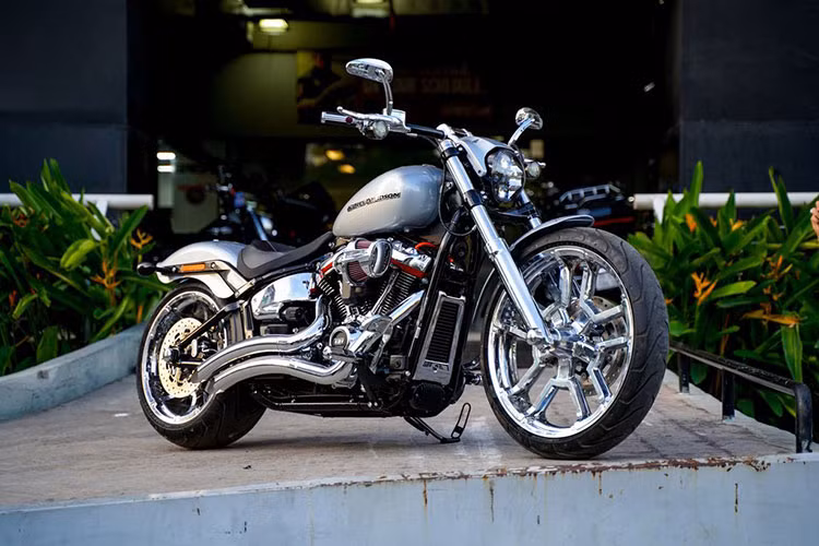 Hiện tại, giá xe Harley-Davidson Breakout 114 đang được phân phối chính hãng với mức bán ra từ 769 triệu đồng. Tuy nhiên chiếc xe mà doanh nhân Quốc Cường vừa nhận đã được độ lại khá nhiều với thời gian độ trong gần 1 tháng, nâng giá trị xe lên gần 2 tỷ đồng. 