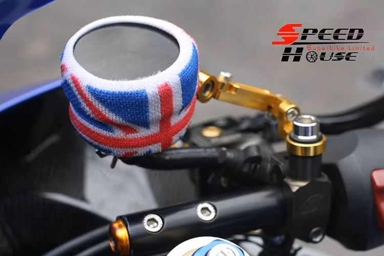 Pat bình dầu Racingboy và bình dầu độc đáo cùng hàng loạt những chi tiết nhỏ cũng được hãng độ Speed House lên đời.