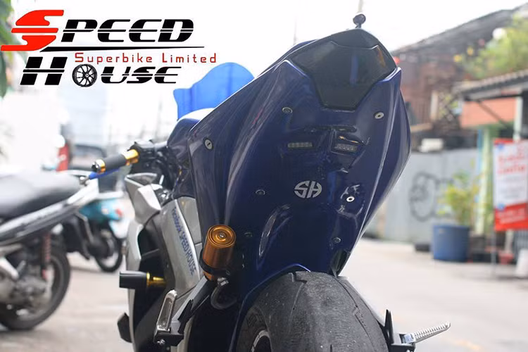 Xe được trang bị phuộc sau Ohlins cùng dàn đuôi sau được chế mũ bỏ chắn bùn. Thiết kế đuôi sau "vểnh" theo phong cách xe đua khiến chiếc xe đầy phong cách.