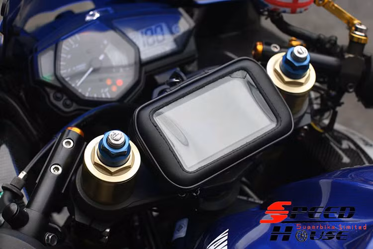 Giá để điện thoại phục vụ cho những chuyến đi xa cần GPS hay thoại "free call" rảnh tay. Dàn đồng hồ công tơ mét vẫn được giữ theo nguyên bản của nhà sản xuất.