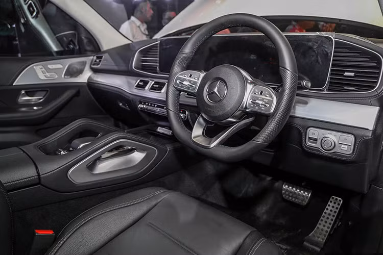 Trang bị vô lăng mới với các nút cảm ứng, ghế ngồi bọc da cao cấp. Đặc biệt, ở GLE thế hệ mới “Mẹc” mở ra tùy chọn thêm hàng ghế thứ 3 với 5+2 chỗ nhằm tăng sức mạnh tranh với các đối thủ như Lexus RX-L.