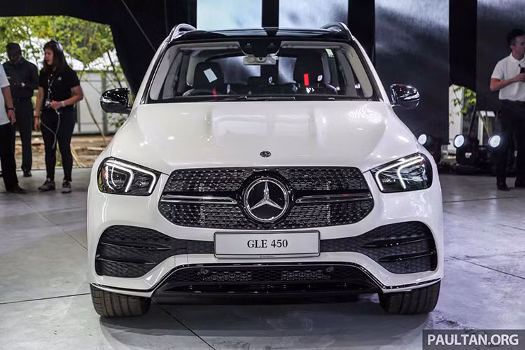Động cơ 6 xy-lanh mild hybrid trên Mercedes-Benz GLE 450 mới cho tổng công suất tối đa 367 mã lực từ 5.500 - 6.100 v/p và mô-men xoắn cực đại 500Nm từ 1.600 - 4.500 v/p. Sức mạnh được truyền xuống bốn bánh (4Matic) thông qua hộp số tự động 9 cấp 9G-Tronic.