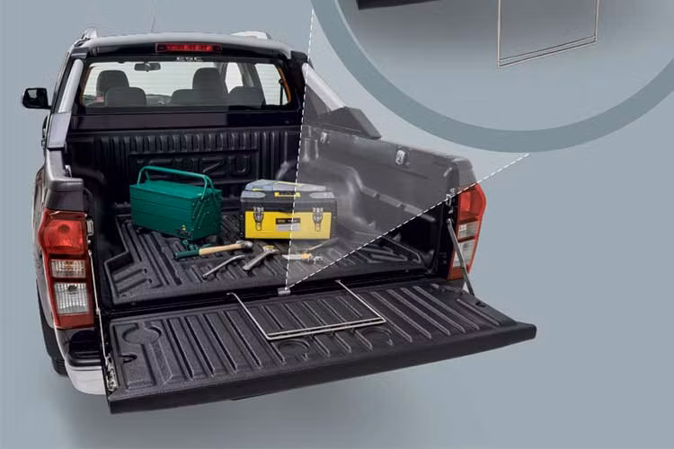 Bên cạnh đó, trên 2 góc cản trước còn có hốc đèn sương mù nằm dọc mới, đi cùng bộ vành hợp kim 18 inch với với thiết kế phối 2 màu. Khoang chứa của xe nay sở hữu khay trượt mới. Tính năng này khiến cho việc vận chuyển hàng hóa từ thùng chứa dễ dàng thuận tiện hơn, giảm thiểu những chấn thương ở lưng. 