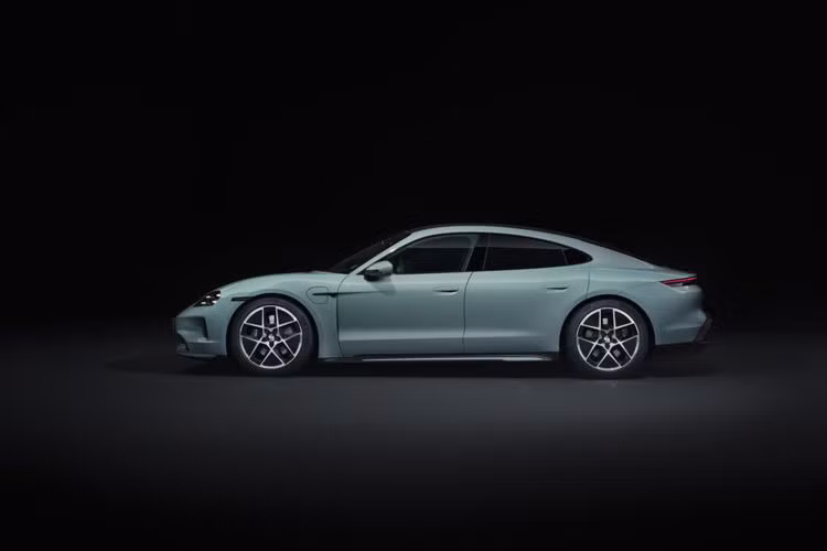 Porsche luôn tập trung vào việc cải thiện tới mức tối đa hiệu suất vận hành và mỗi phiên bản của mẫu Taycan mới đều tăng tốc nhanh hơn trước. Phiên bản cơ sở sử dụng hệ dẫn động cầu sau chỉ mất 4,5 giây để tăng tốc từ 0-96 km/h, tức nhanh hơn 0,6 giây so với bản tiền nhiệm. 