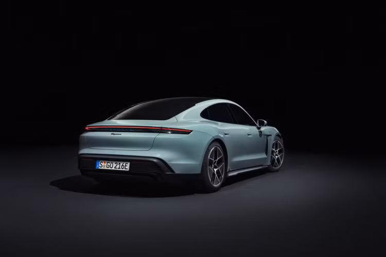 Porsche cho biết hãng đang nỗ lực cải tiến động cơ trên mọi phiên bản của Taycan 2024 và bộ truyền động cầu sau sẽ tạo ra công suất cao hơn phiên bản hiện tại tới 107 mã lực. Hơn nữa, những xe được trang bị gói Sport Chrono sẽ có nút “push to pass” giúp người lái tăng công suất tạm thời lên tới 94 mã lực trong tối đa 10 giây.